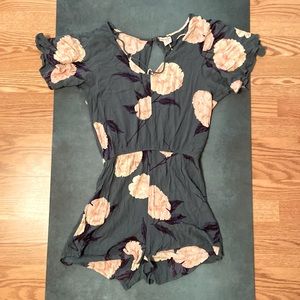 💗 EUC Billabong romper. Size medium. Low open back. Ships free! 🔥